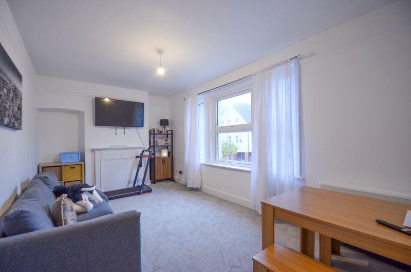 Flat Lymington Road in Highcliffe-on-Sea