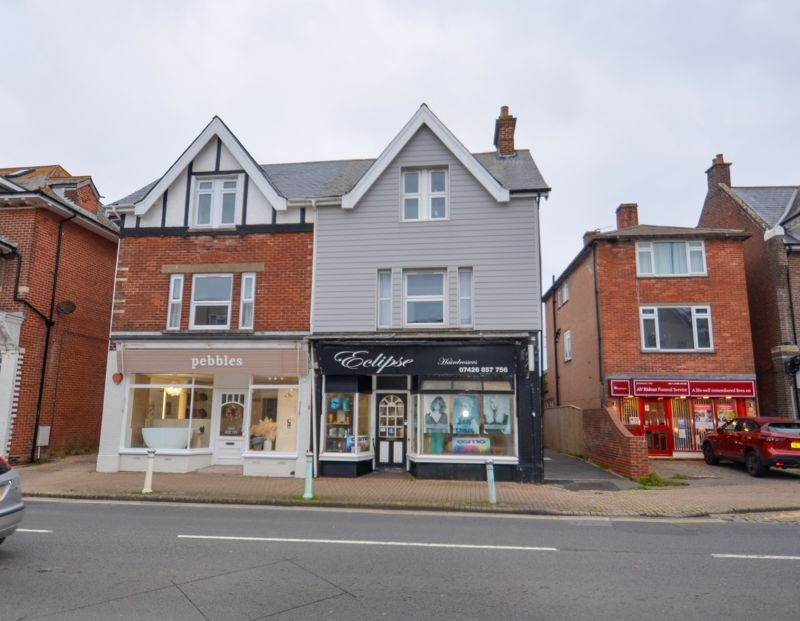 Flat Lymington Road in Highcliffe-on-Sea