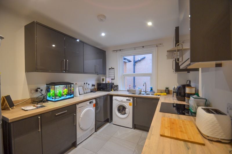 Flat Lymington Road in Highcliffe-on-Sea