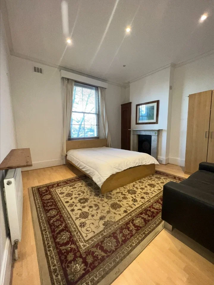 Flat Crouch Hill in Greater London
