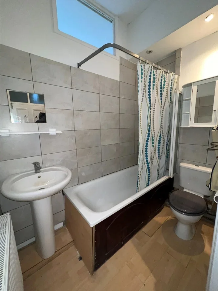 Flat Crouch Hill in Greater London