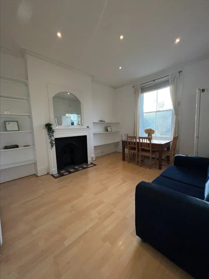 Flat Crouch Hill in Greater London