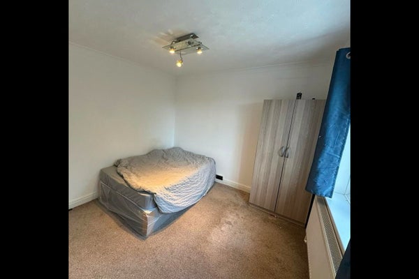Flat Latimer Close in London