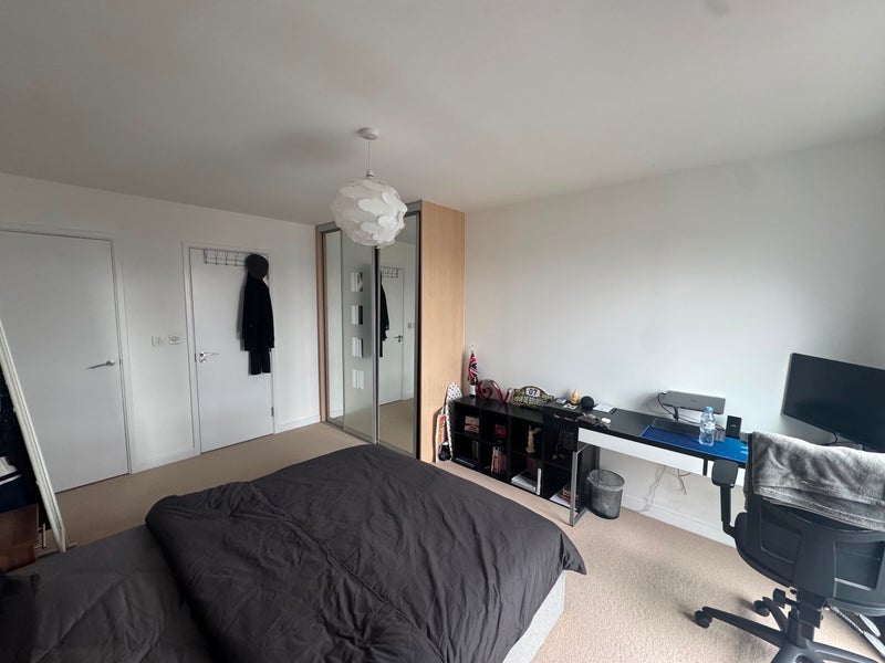 Room Crowder Street in Greater London