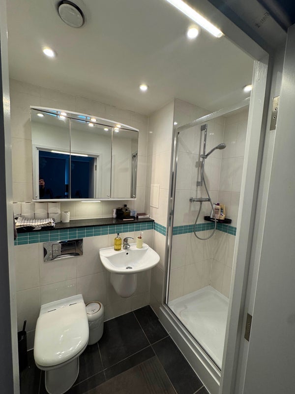 Room Crowder Street in Greater London
