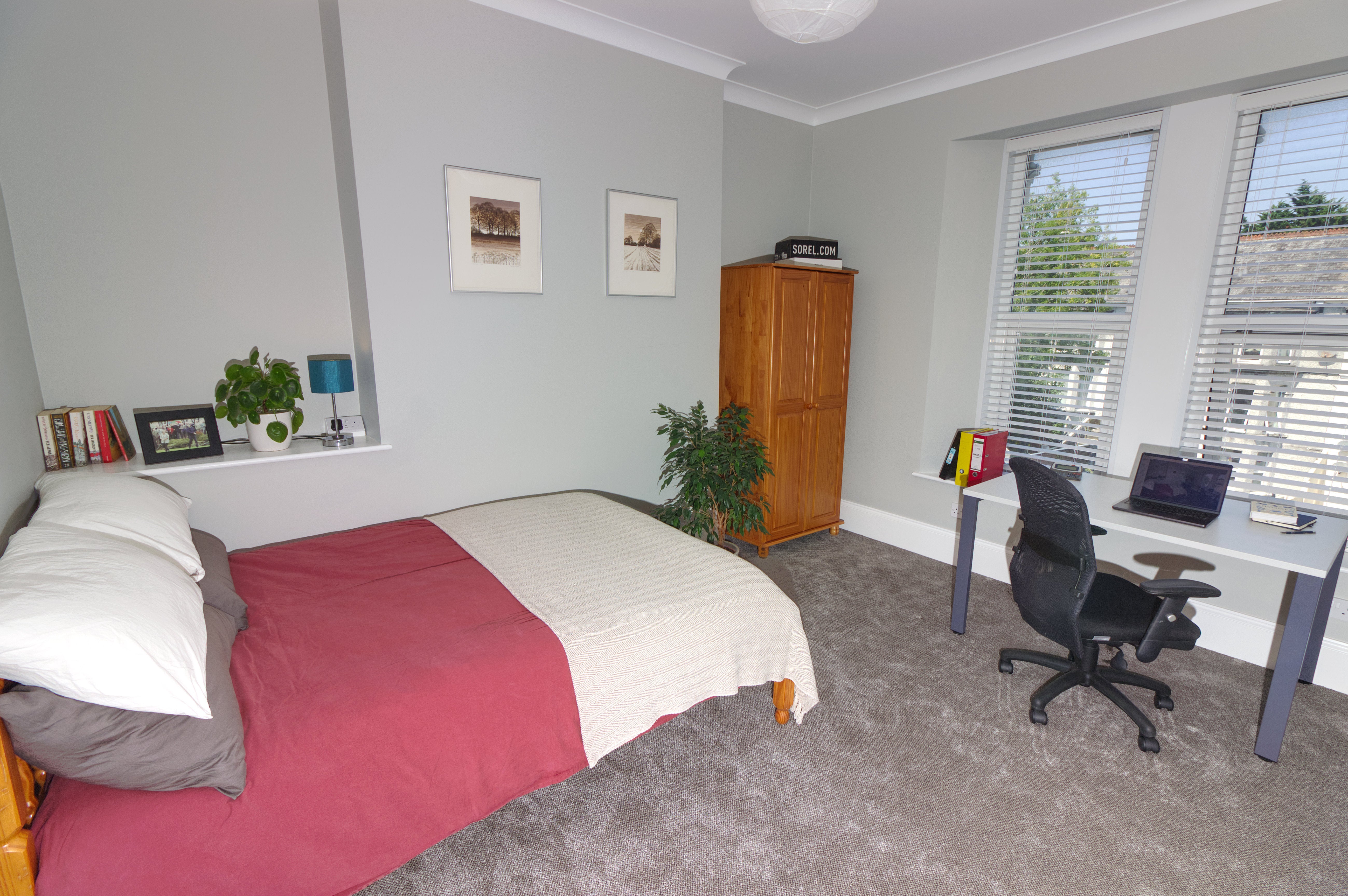 Room Alexandra Road in Plymouth