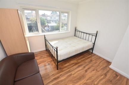 Flat Holyrood Avenue in Greater London