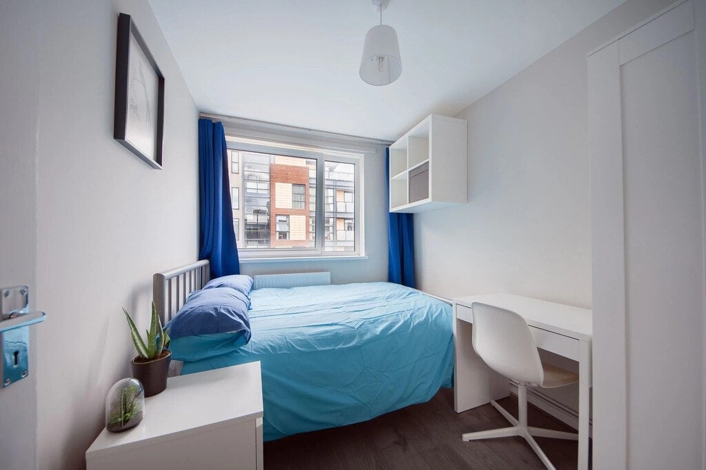 Room Byng Street in Greater London
