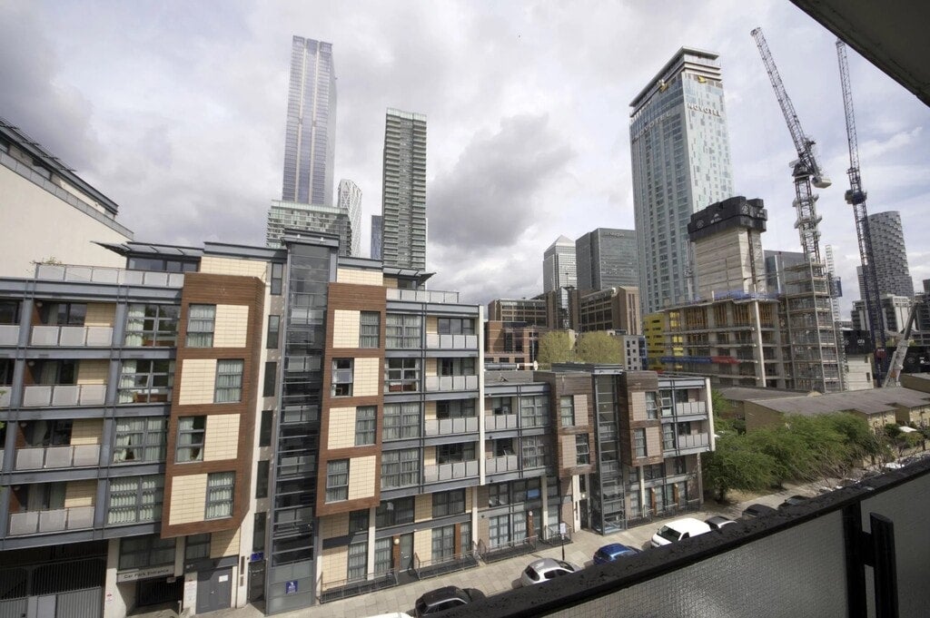 Room Byng Street in Greater London