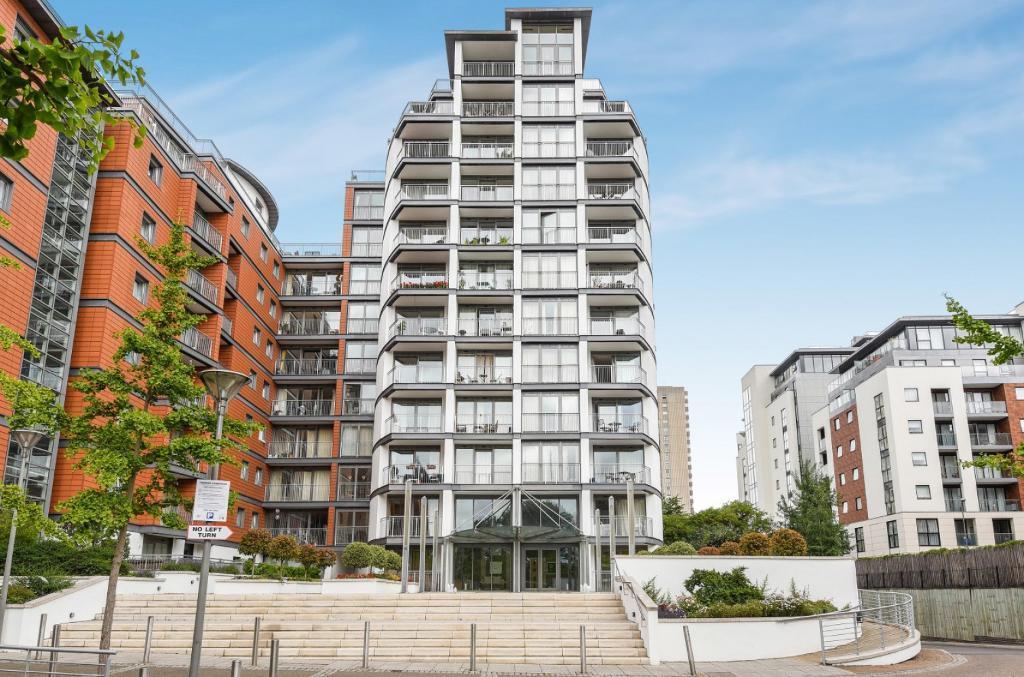 Flat Holland Gardens in Greater London
