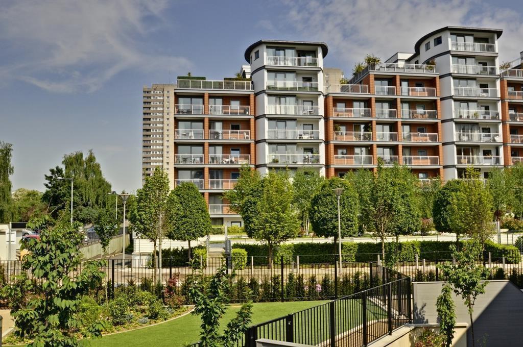 Flat Holland Gardens in Greater London