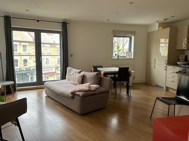 Flat Battersea Park Road in Greater London