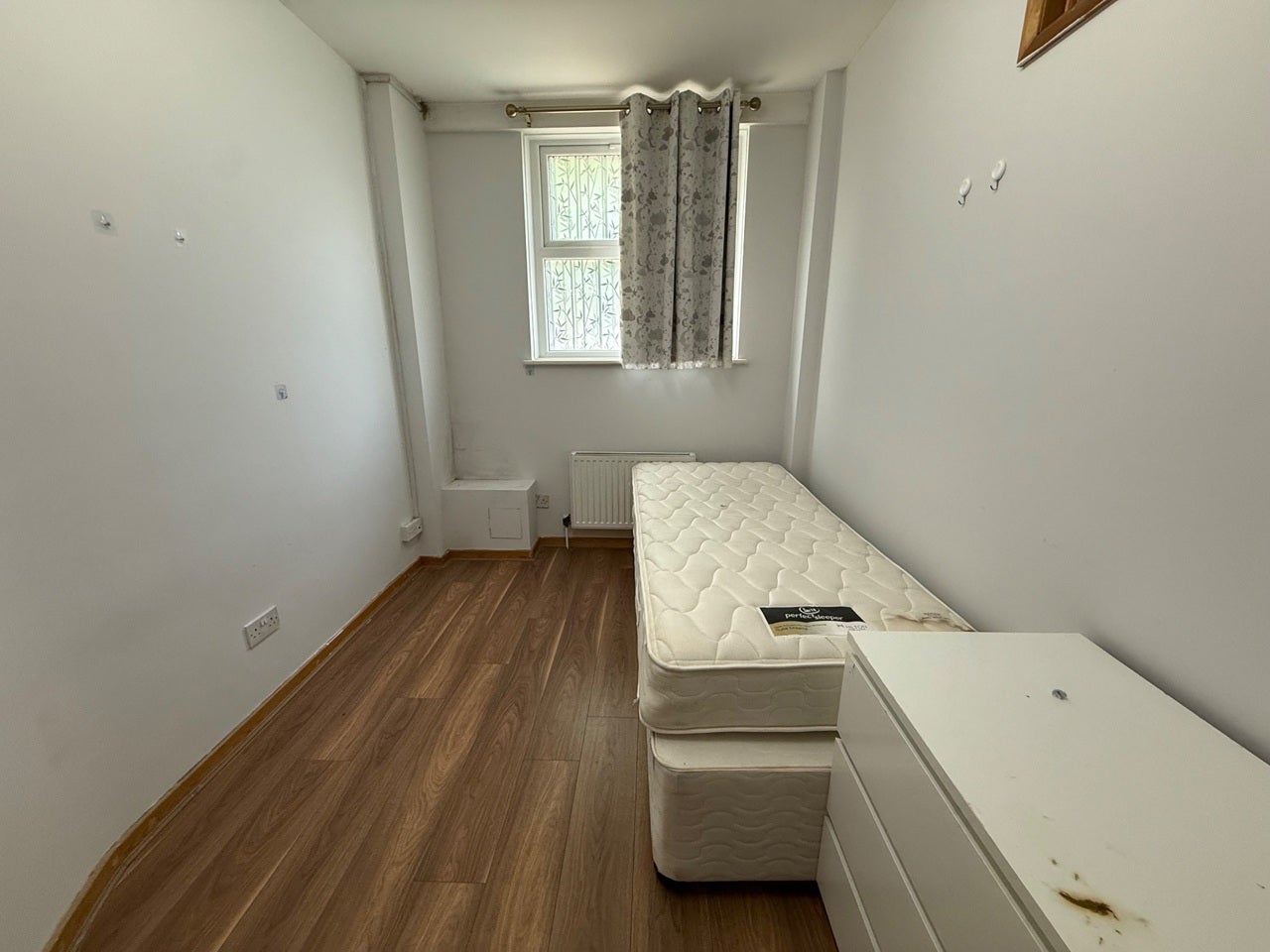 Room Clifton Road in Greater London