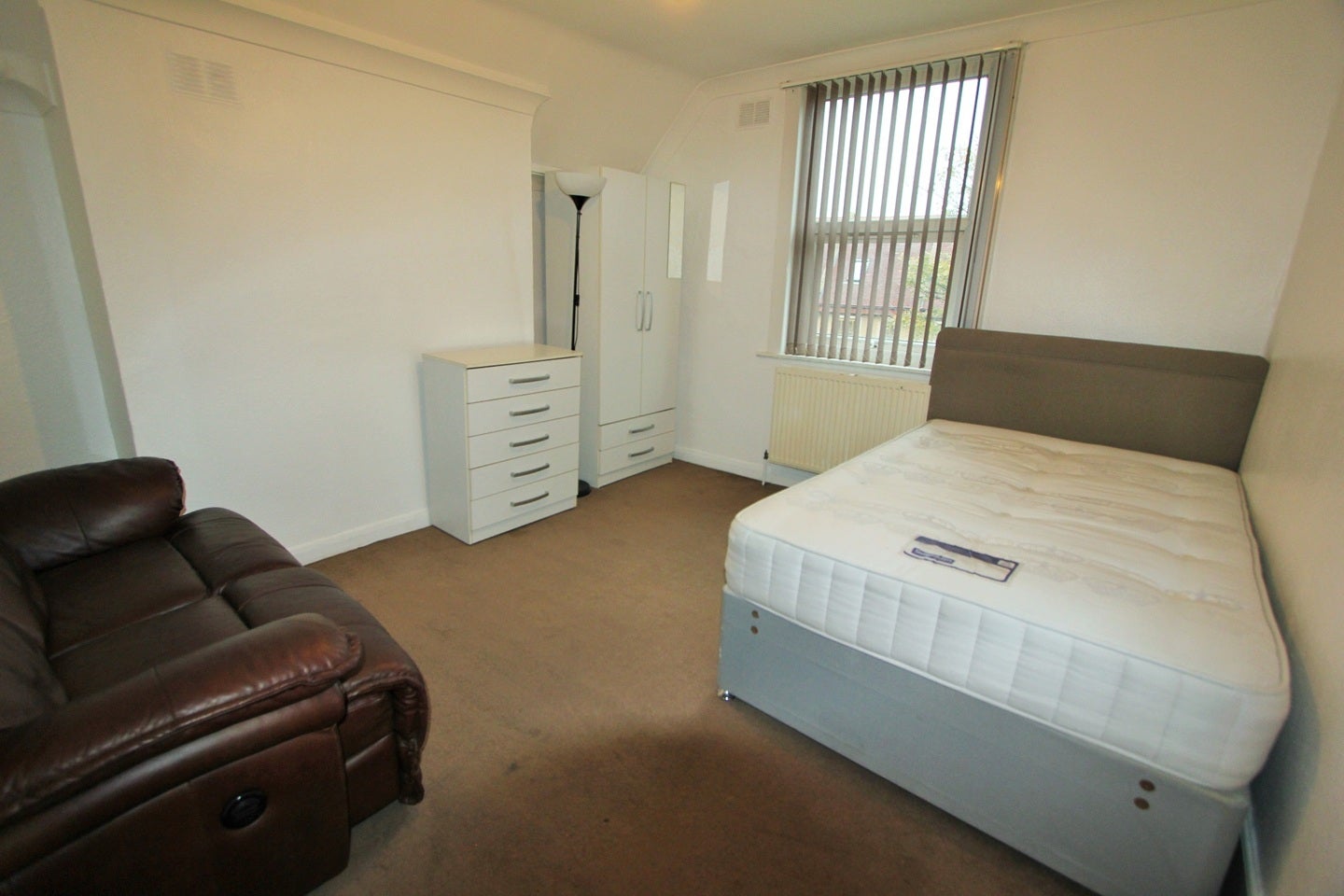 Room Hermitage Road in Greater London