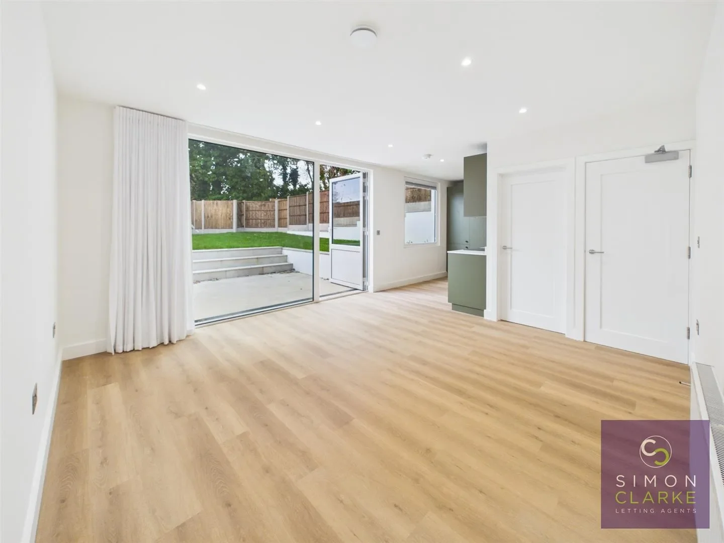 Flat Weirdale Avenue in Greater London