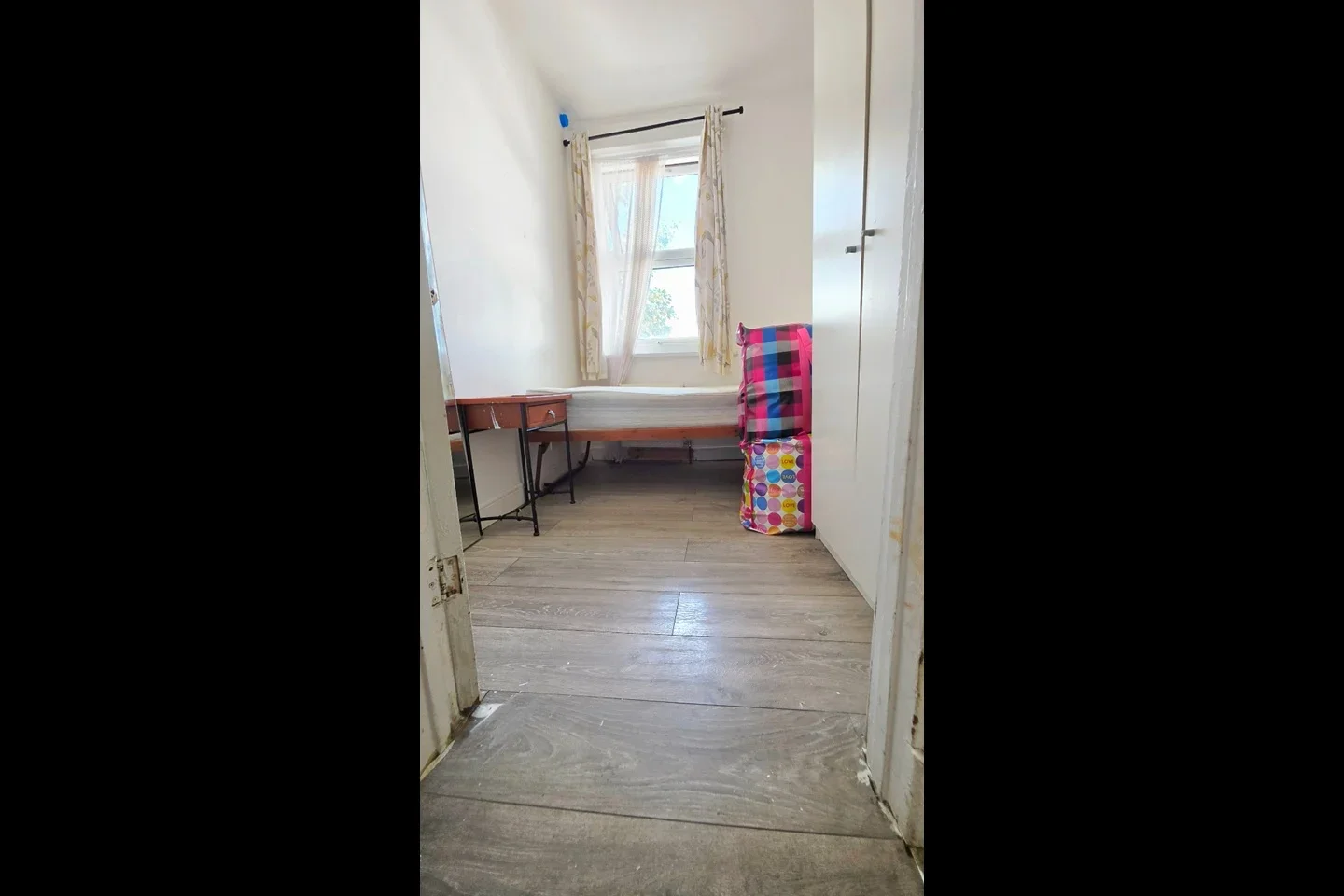 Room Oaklands Park Avenue in Greater London