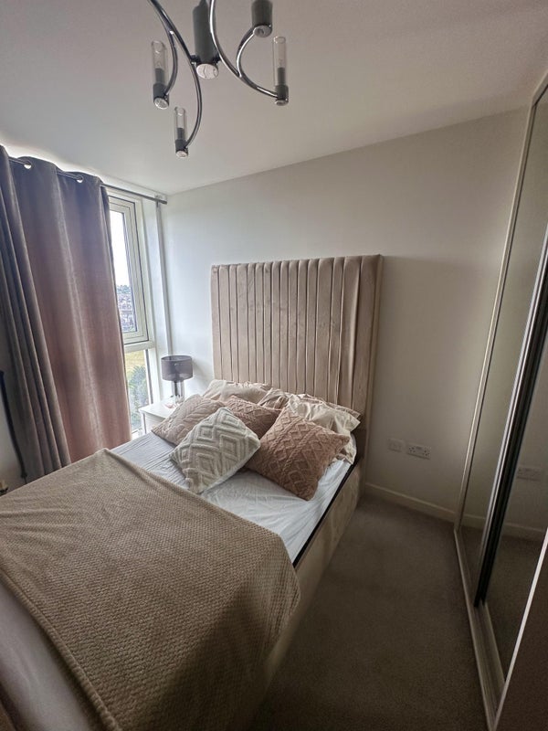 Room Mapleton Road in Greater London