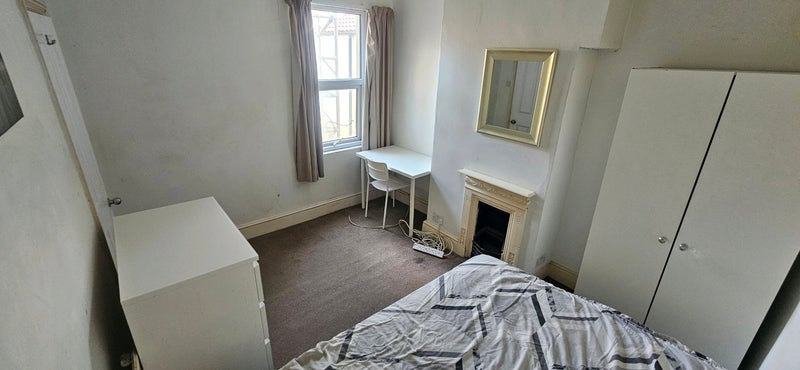 Room Harrow Road in Bristol