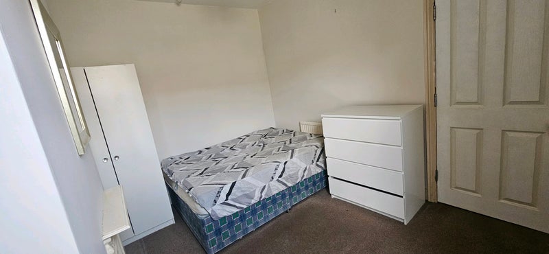 Room Harrow Road in Bristol