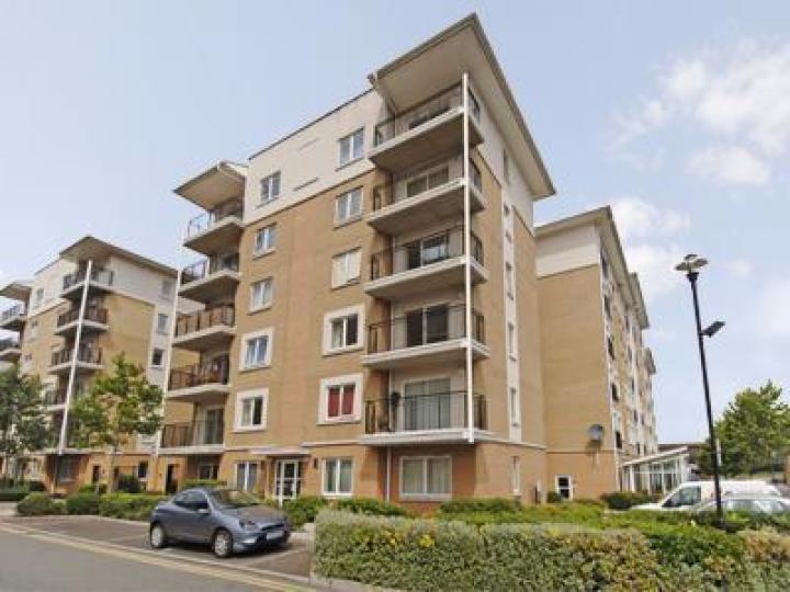 Flat Newport Avenue in Greater London