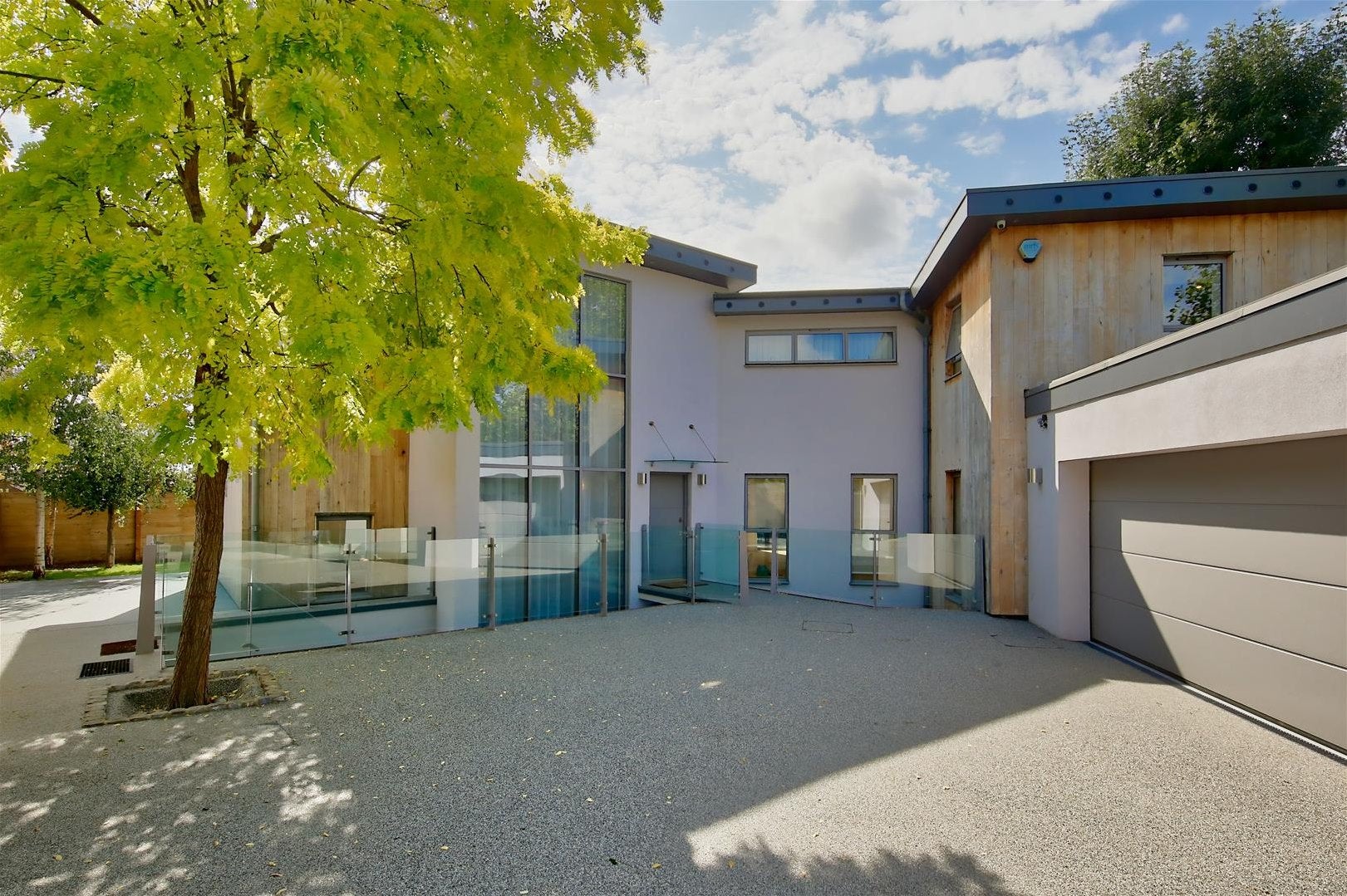 House Ridgway Place in Greater London