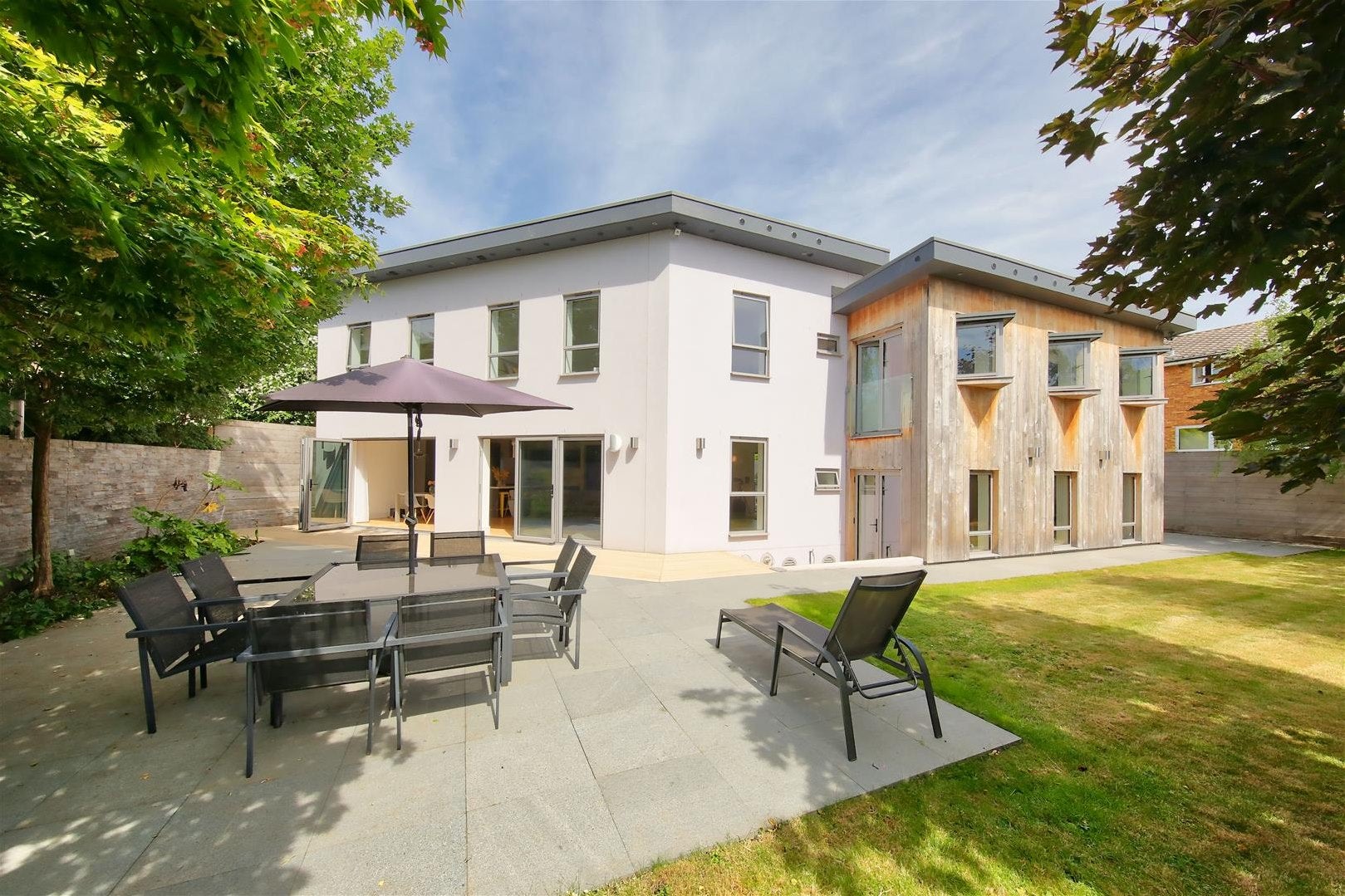House Ridgway Place in Greater London