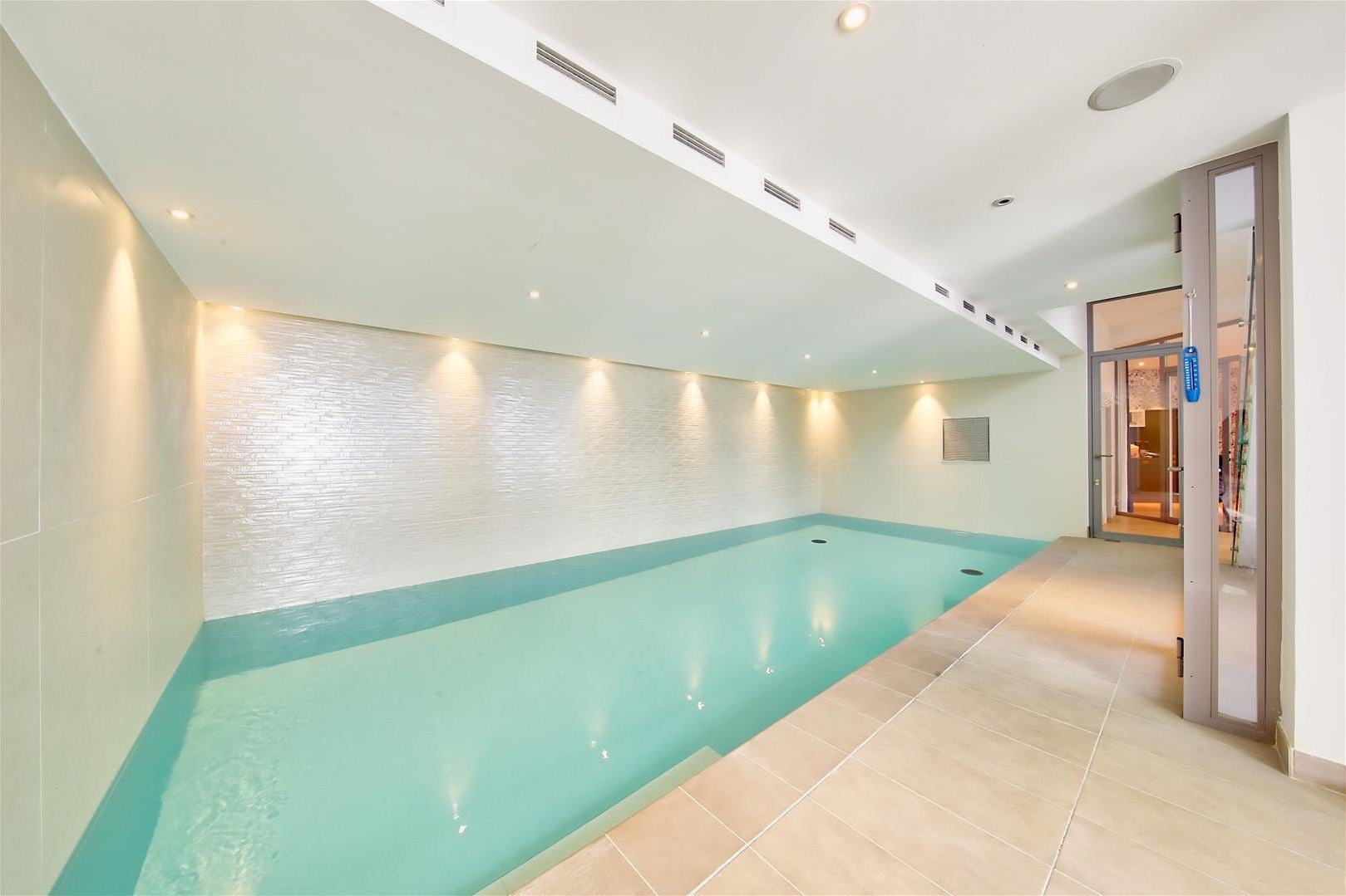 House Ridgway Place in Greater London