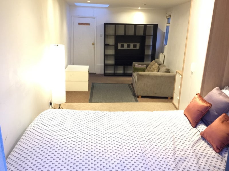 Room Tollington Way in Greater London
