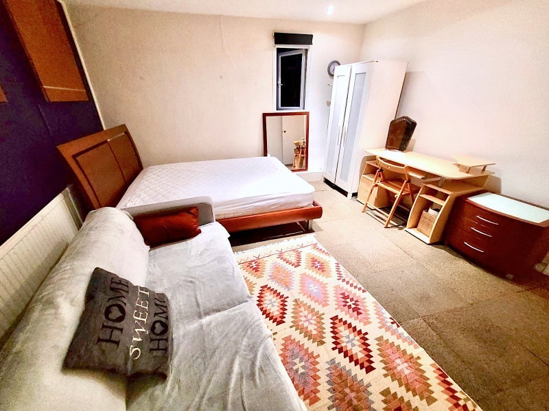 Room Tollington Way in Greater London