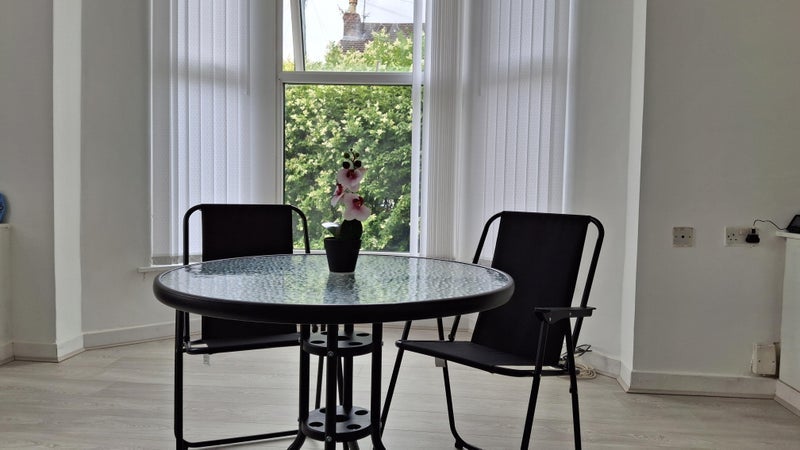 Room Edge Grove in Liverpool
