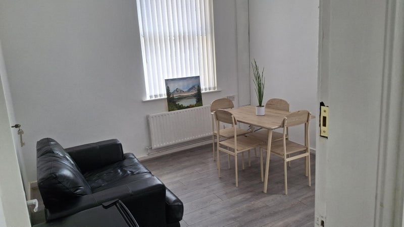 Room Edge Grove in Liverpool