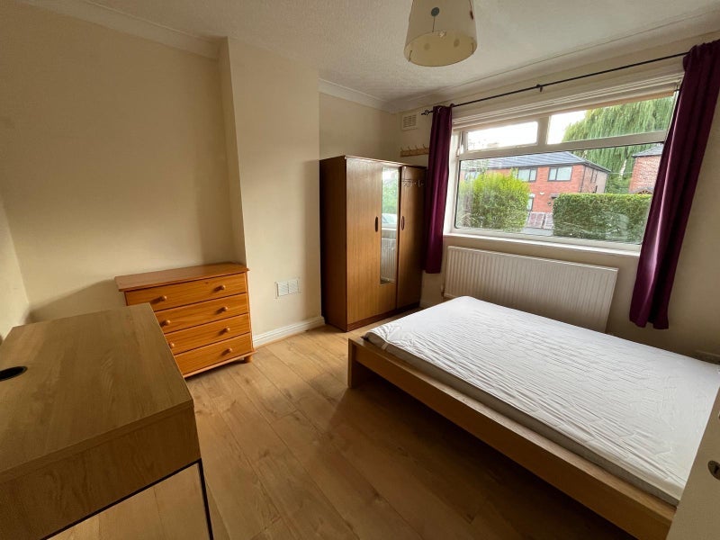 Flat Parrs Wood Road in Manchester