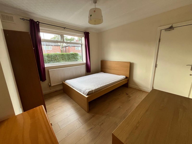 Flat Parrs Wood Road in Manchester