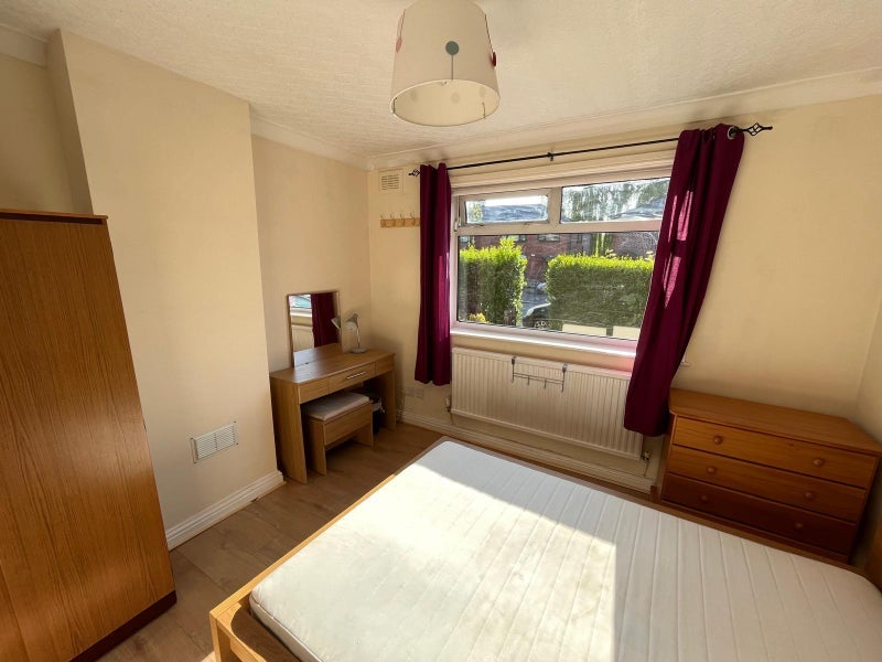 Flat Parrs Wood Road in Manchester