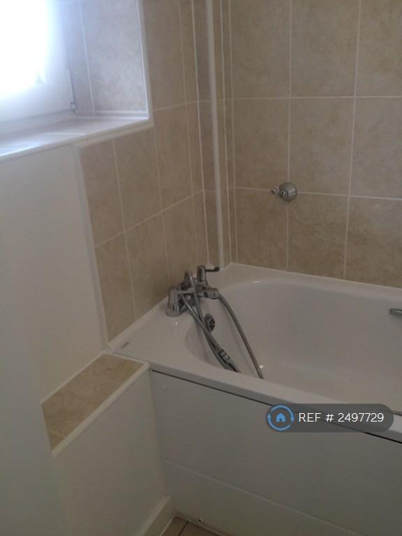 Flat Drysdale Street in Greater London