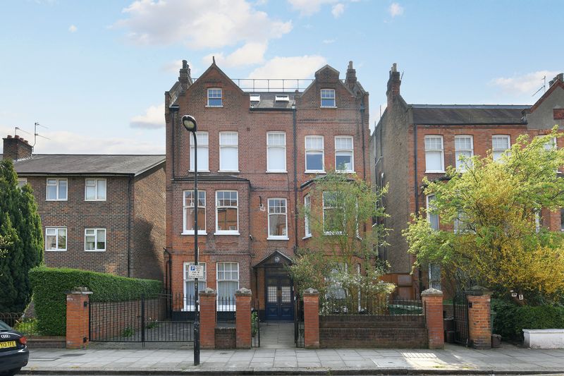 Flat Greencroft Gardens in Greater London
