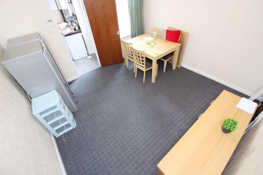 Room Queens Road in Sheffield