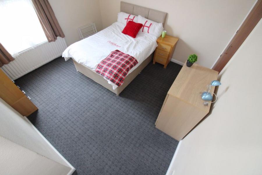 Room Queens Road in Sheffield