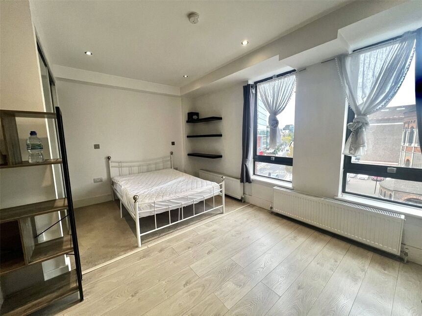 Flat Clarendon Road in Watford