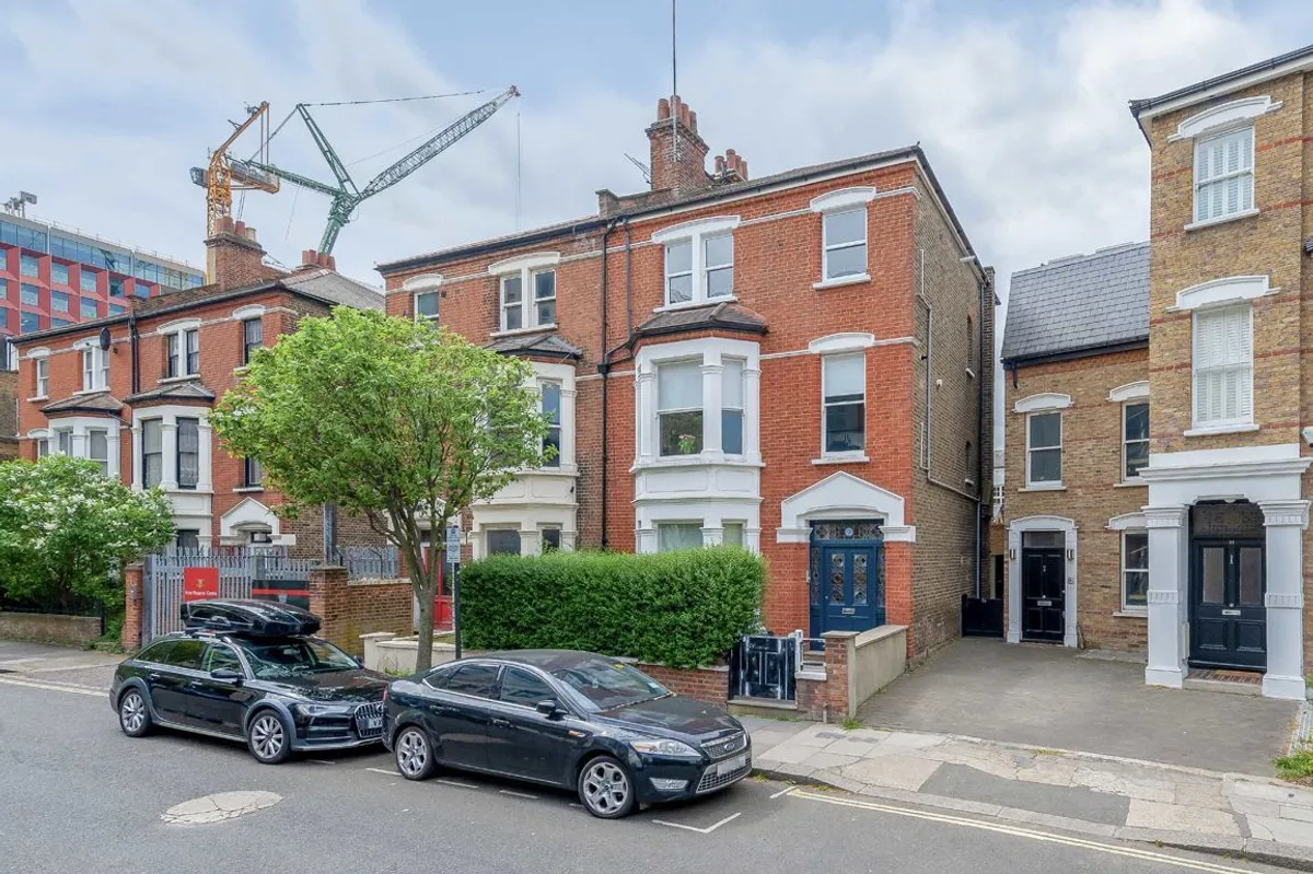 Flat Rowan Road in Greater London
