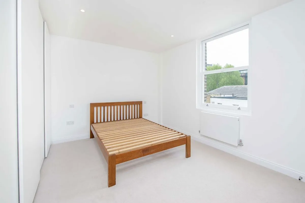 Flat Rowan Road in Greater London