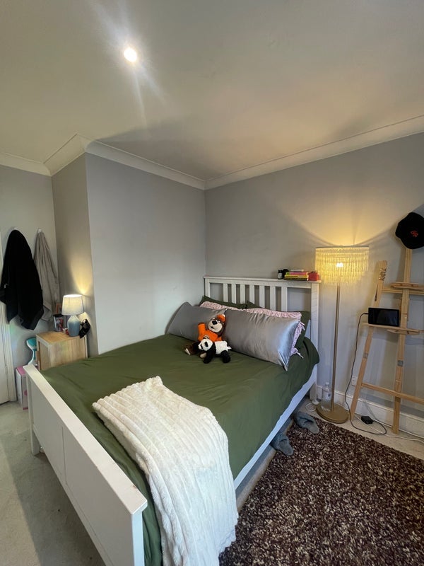 Room Sugden Road in Greater London