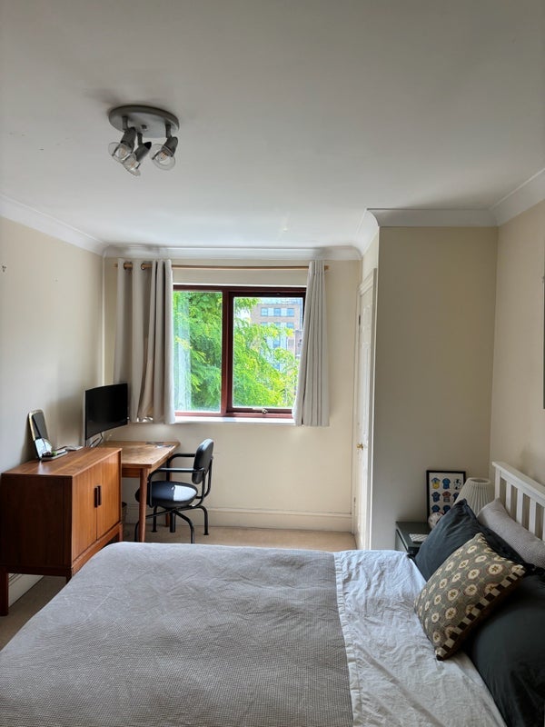 Room Goodhart Place in Greater London