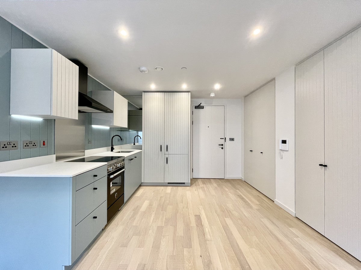 Flat Bradshaw Yard in Greater London