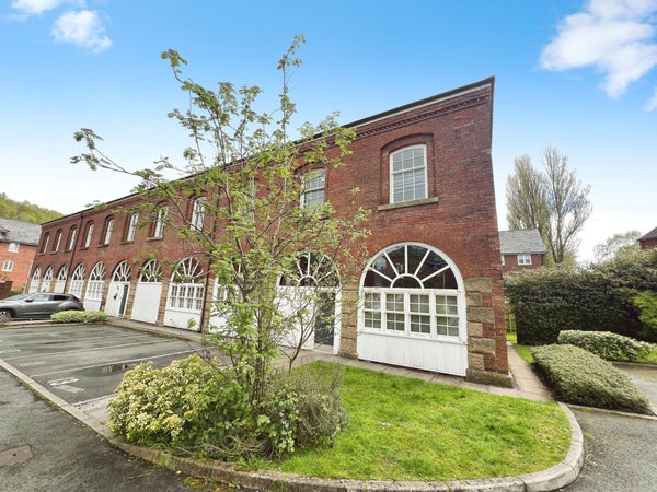 Flat Fletcher Court in Bolton