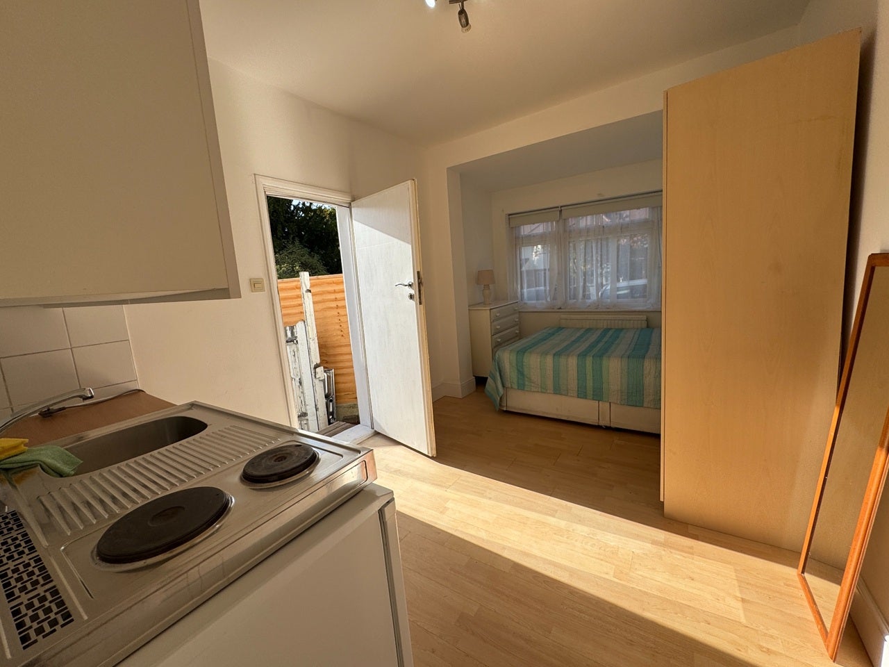 Flat Grosvenor Gardens in Greater London