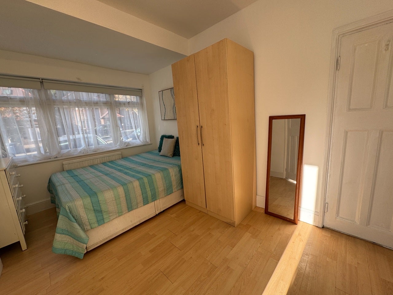 Flat Grosvenor Gardens in Greater London