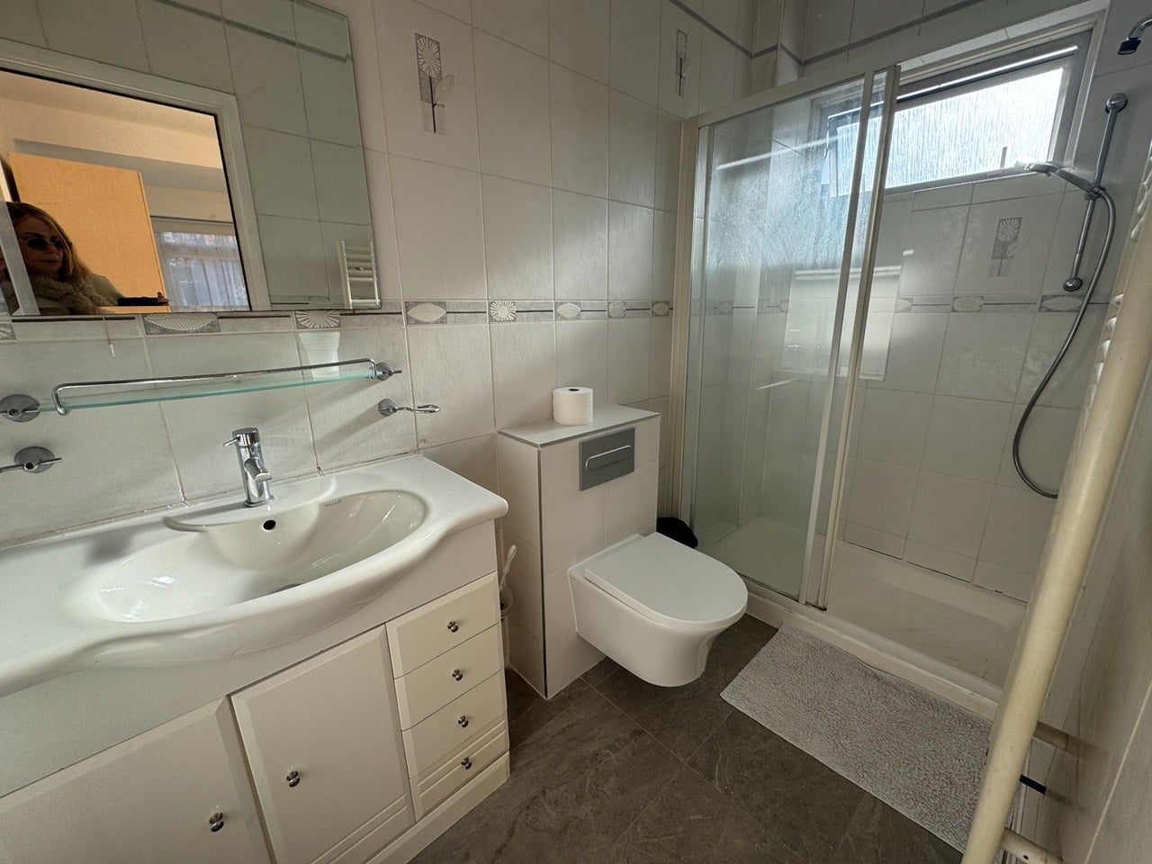 Flat Grosvenor Gardens in Greater London