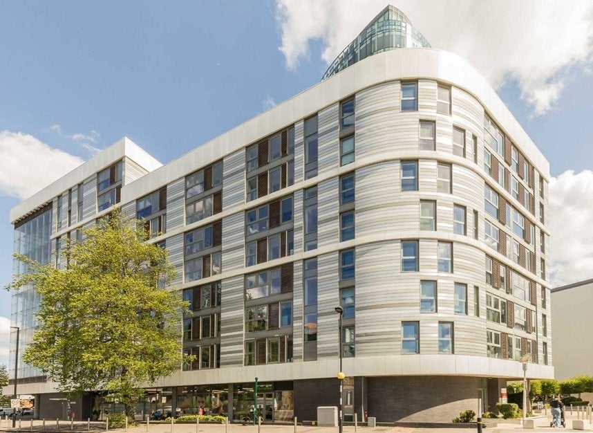 Flat Ealing Road in Greater London