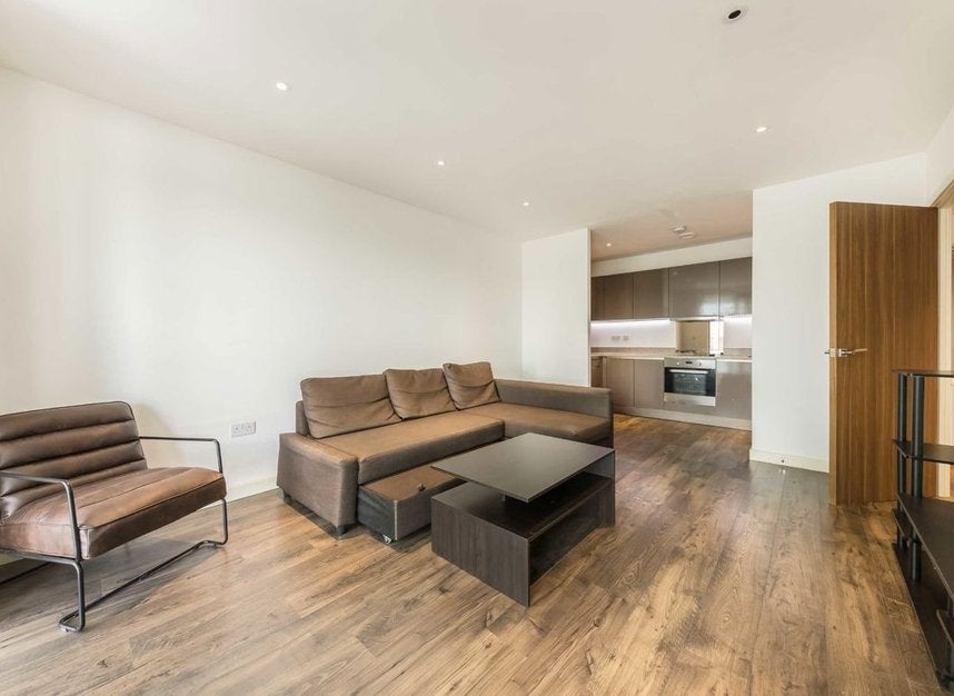 Flat Ealing Road in Greater London